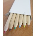 Creioane colorate în cutie de carton